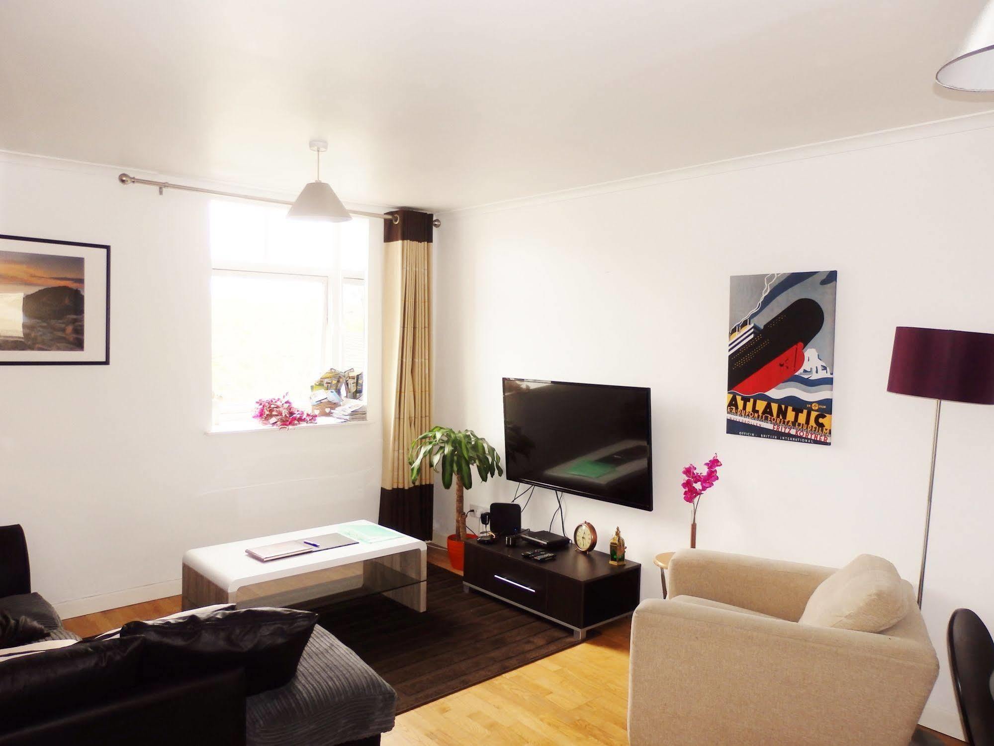 Excellent Location - Centre - Parking - 4 Beds -2 Bedrooms